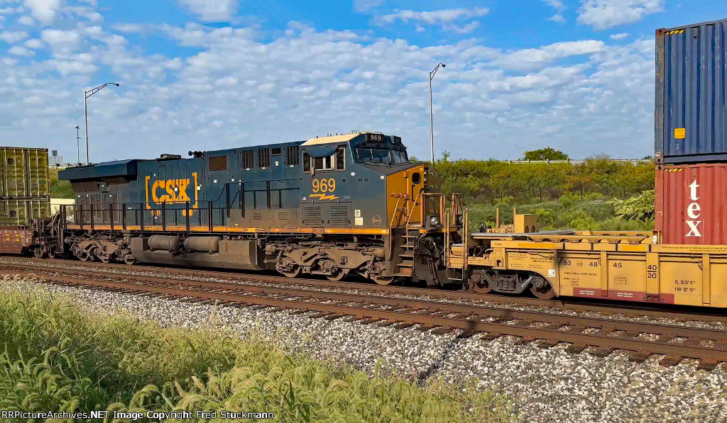 CSX 969 is the mid train DPU.